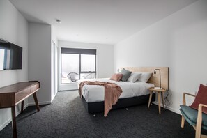 Apartament, diversos llits, vistes a la ciutat | Roba de llit d'alta qualitat, minibar i decoració individual 