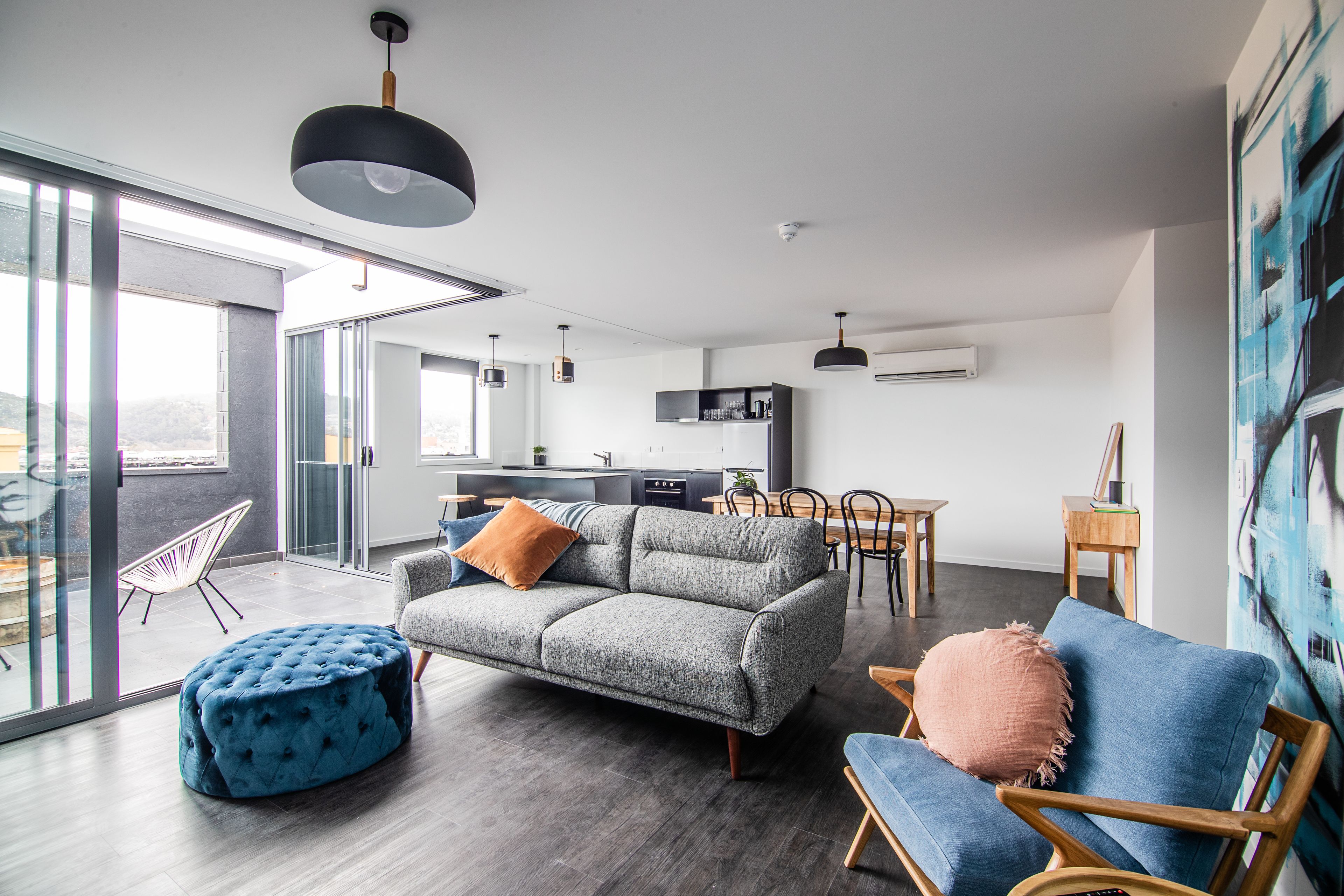 Télévision à écran plat, Netflix, Hulu, livres