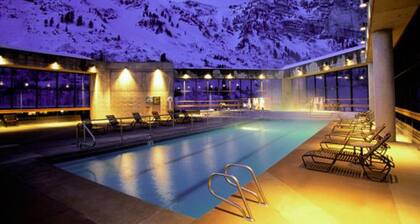Snowbird Cliff Club New Years week- 3 rooms sleeps 10