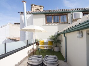 Outdoor dining - ChezmoiHomes Catedral Atico (Granada)