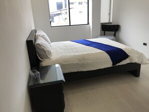 1 habitación, caja de seguridad en la habitación y escritorio