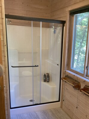 Ensemble douche/baignoire, sèche-cheveux, serviettes fournies, savon