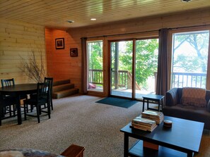 Téléviseur connecté, foyer, lecteur de DVD, livres