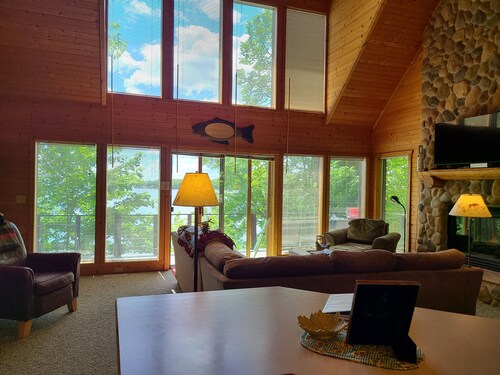 Mia's Black Dog Lodge, a wonderful Chalet on Big Lake Chetac