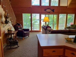 Téléviseur connecté, foyer, lecteur de DVD, livres