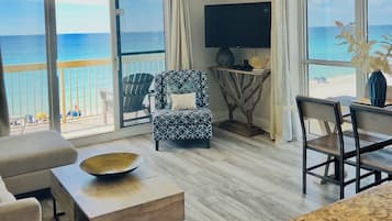 Smart-TV, DVD-spiller, bøker og musikkbibliotek