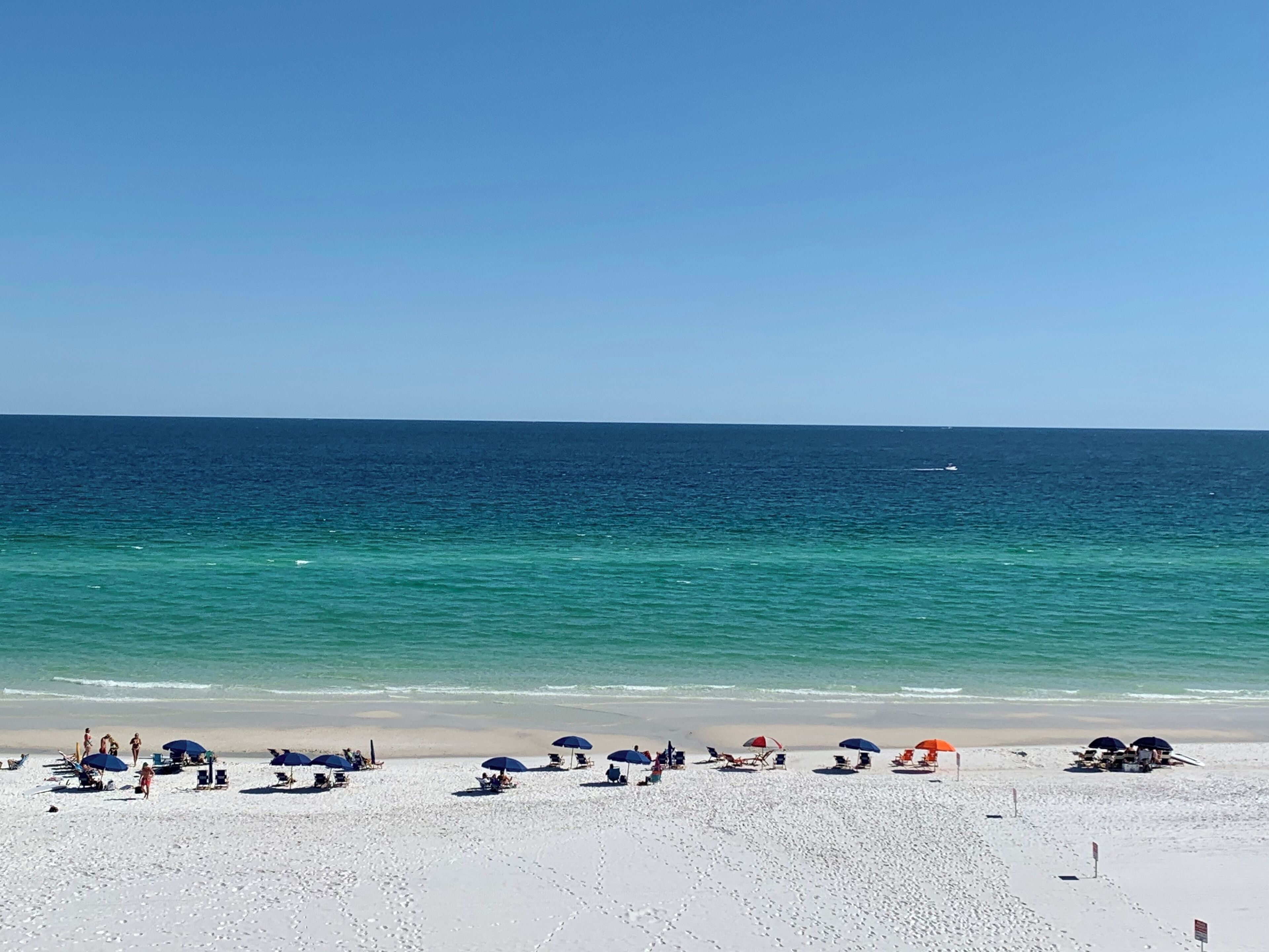 På stranden og solsenger