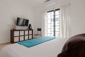 2 bedrooms, iron/ironing board, WiFi