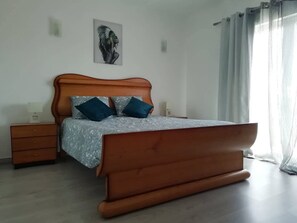 4 quartos, ferros/tábuas de passar roupa, Wi-Fi, roupa de cama