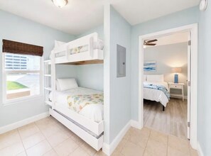 2 bedrooms, iron/ironing board, free WiFi, bed sheets - 328 -Beautiful large condo - Parking  & condo on the same (Panama City Beach)