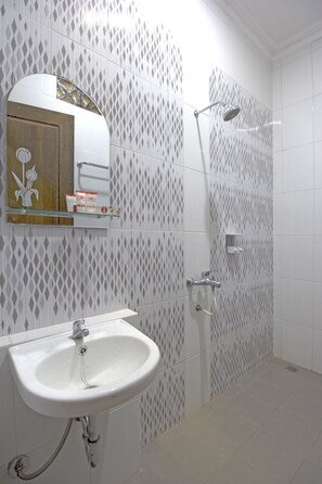 Standard Double Room | Bathroom | Shower, towels - OYO 572 Omah Gedongkuning Syariah Homestay (Yogyakarta)