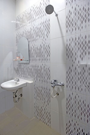 Standard Double Room | Bathroom amenities | Shower, towels