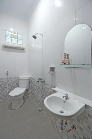 Habitación Deluxe doble | Baño | Ducha y toallas