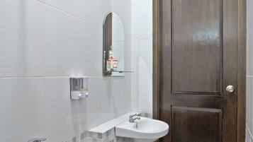 Deluxe-Doppelzimmer | Badezimmerausstattung | Dusche, Handtücher