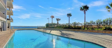 من حمّامات السباحة المغطاة