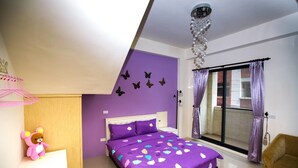 Ein Schlafzimmer mit Bett, einem Fenster mit Vorhängen, einem Teddybären und einem Kronleuchter.