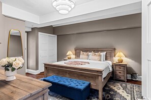 4 habitaciones, escritorio y tabla de planchar con plancha 