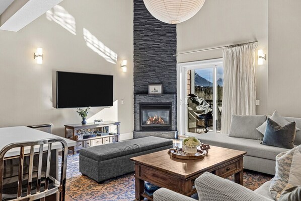 Televisión y chimenea 