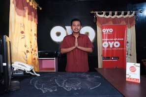 Reception - Super OYO 598 Udan Mas Guesthouse& Gallery (Mungkid)