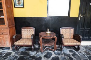 Lobby sitting area - Super OYO 598 Udan Mas Guesthouse& Gallery (Mungkid)