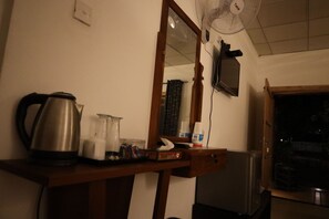 1 habitación, escritorio, wifi gratis y ropa de cama