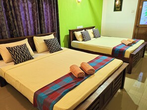 Deluxe-værelse til 3 personer - 3 soveværelser - ikke-ryger - udsigt til have | Skrivebord, gratis Wi-Fi, sengetøj