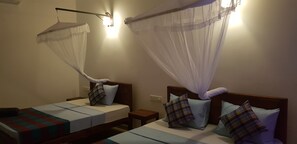 Desk, free WiFi, bed sheets - Max Safari Villa (Udawalawa)