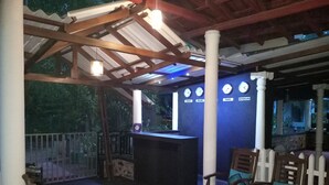 Ein Außenbereich mit Holzmöbeln und einer Bar.