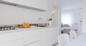 Kühlschrank, Herdplatte, Geschirrspüler