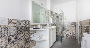 Dusche, kostenlose Toilettenartikel, Haartrockner, Handtücher