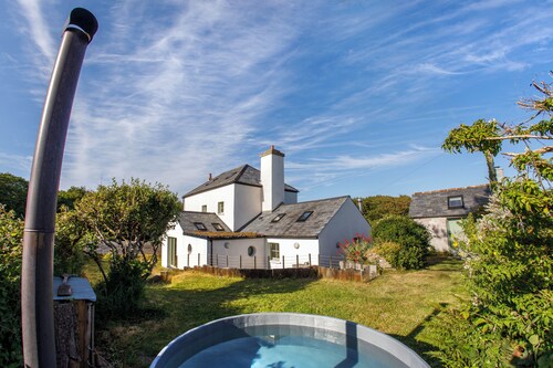 Bangeston Farmhouse with Hot Tub, Log Fire, Beach Walks and Coast Path