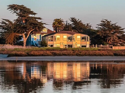 2nd floor, panoramic views, 2-person soaking tub, fireplace
