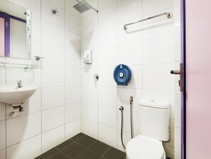 Suite superior, varias camas | Baño | Regadera, amenidades de baño gratuitas, toallas