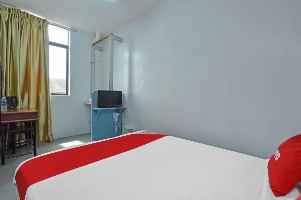 Desk, free WiFi, bed sheets