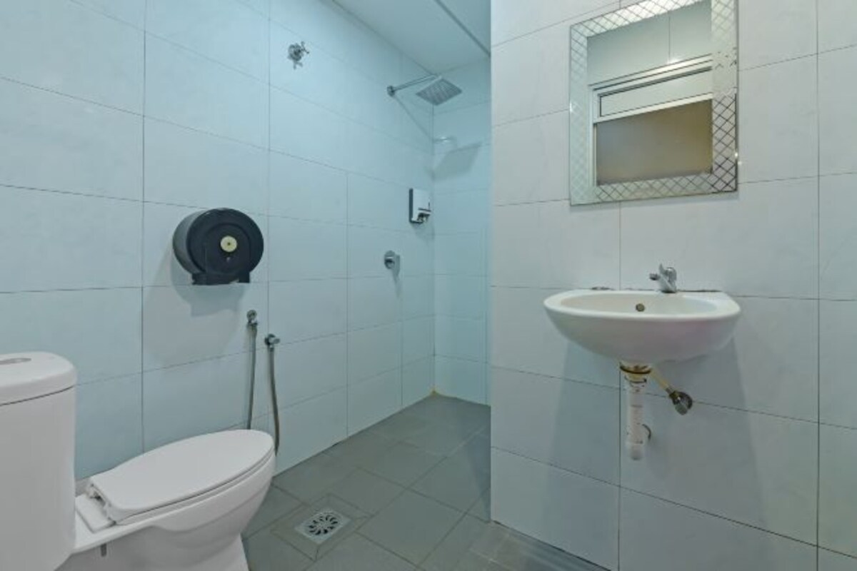 Un baño con inodoro, lavamanos y ducha.