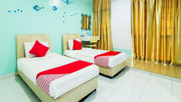 A hotel room with two beds, a sink, and a mirror. - Hotel O Purple Town (Sekinchan)