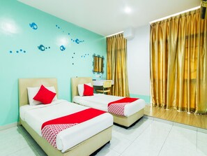 Una habitación de hotel con dos camas, un lavamanos y un espejo.