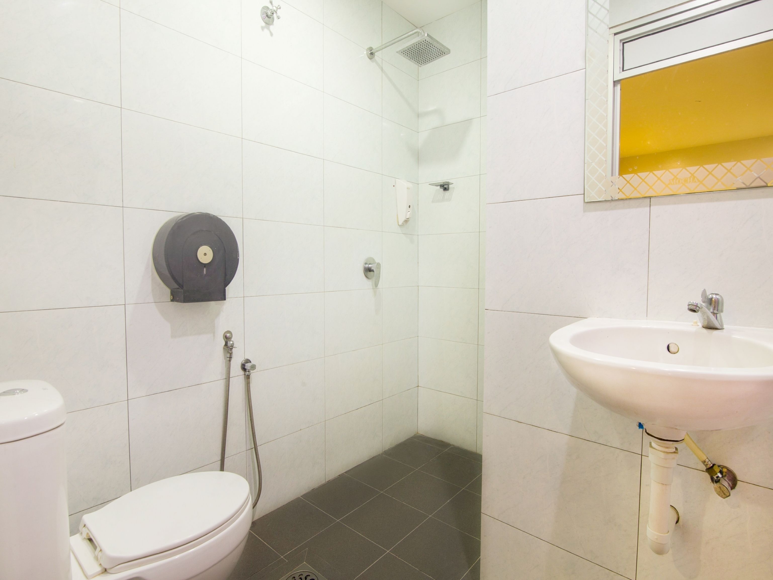 Ein Badezimmer mit Toilette, Dusche und Waschbecken.