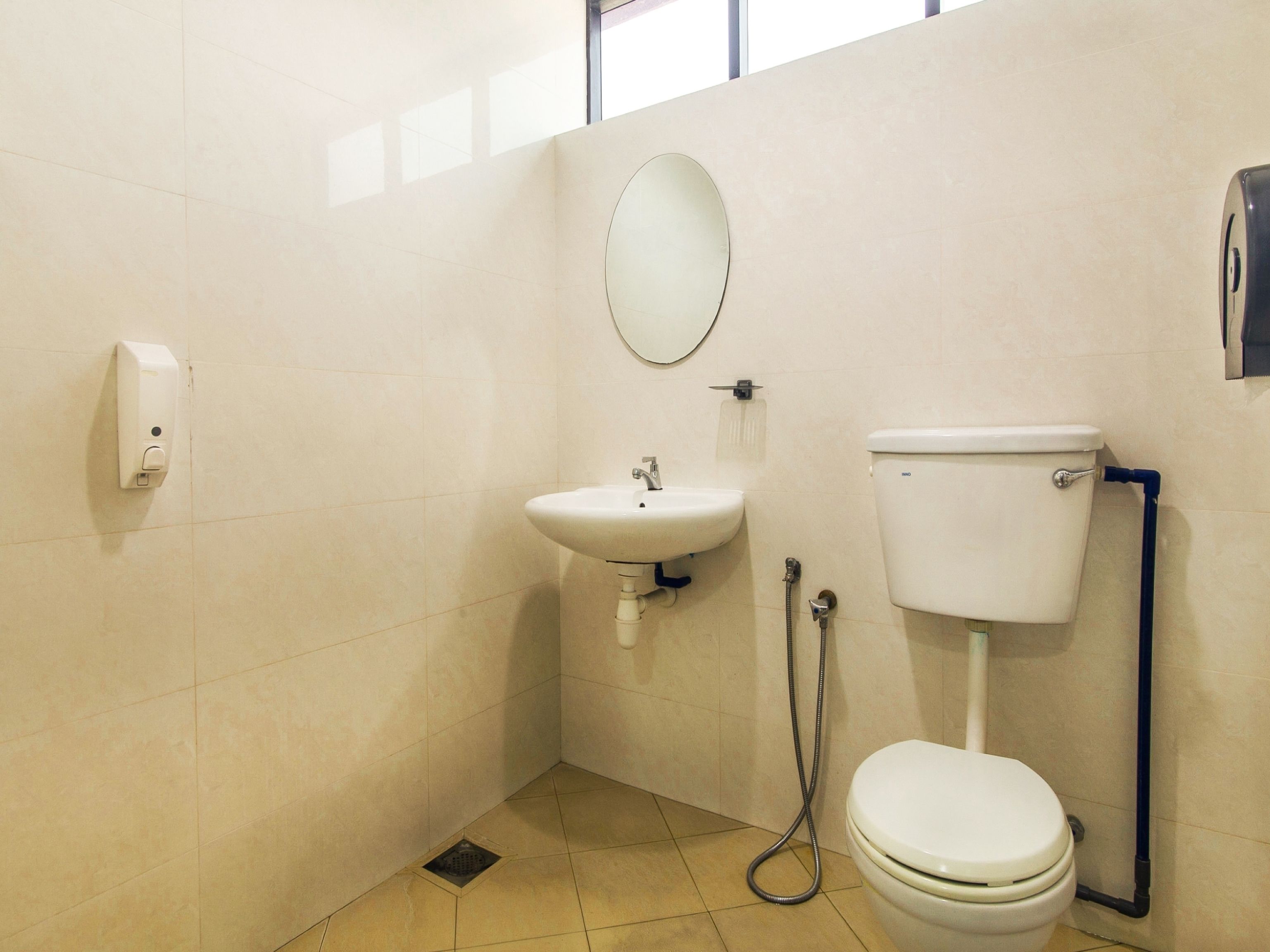 Ein Badezimmer mit Toilette, Waschbecken und Duschbrause.