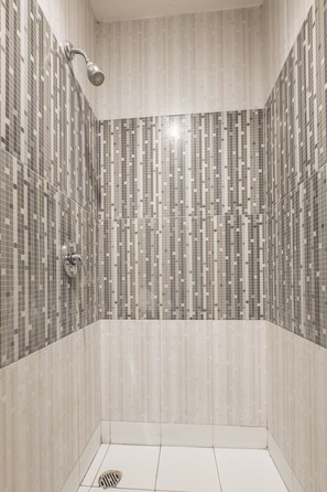 Dusche, Hausschuhe, Handtücher