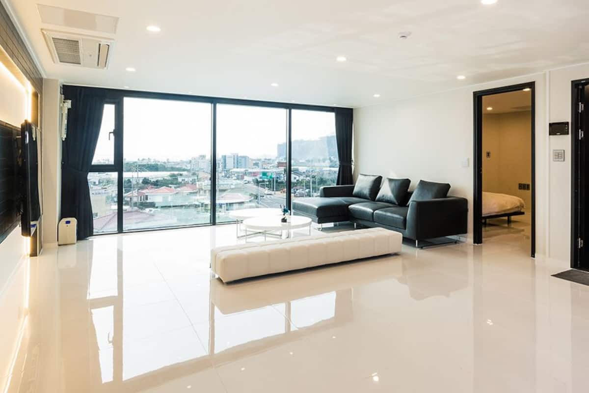 Appartement (Grand Ocean 202, 203) | Woonkamer | Een ledtelevisie