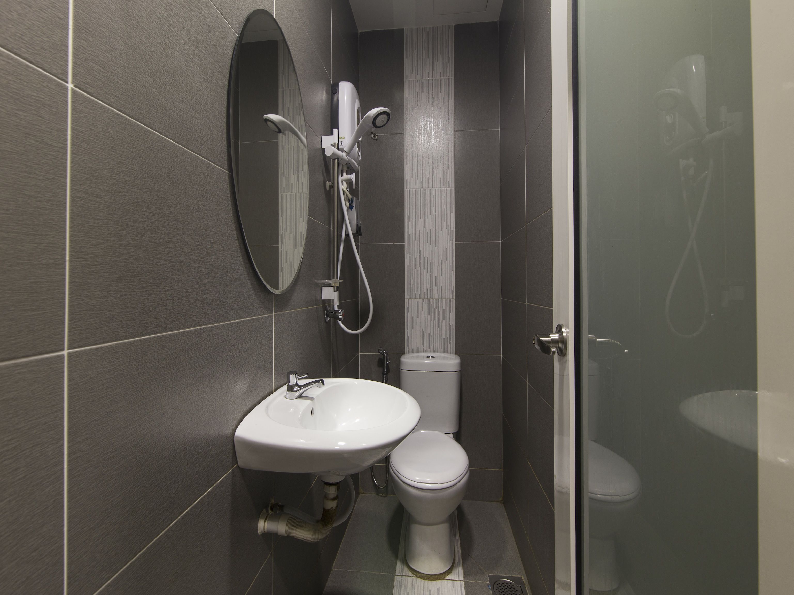 standard double room, 1 queen bed | bathroom | shower, free toiletries, bidet, towels