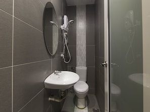 Standard-Doppelzimmer, 1 Queen-Bett | Badezimmer | Dusche, kostenlose Toilettenartikel, Bidet, Handtücher