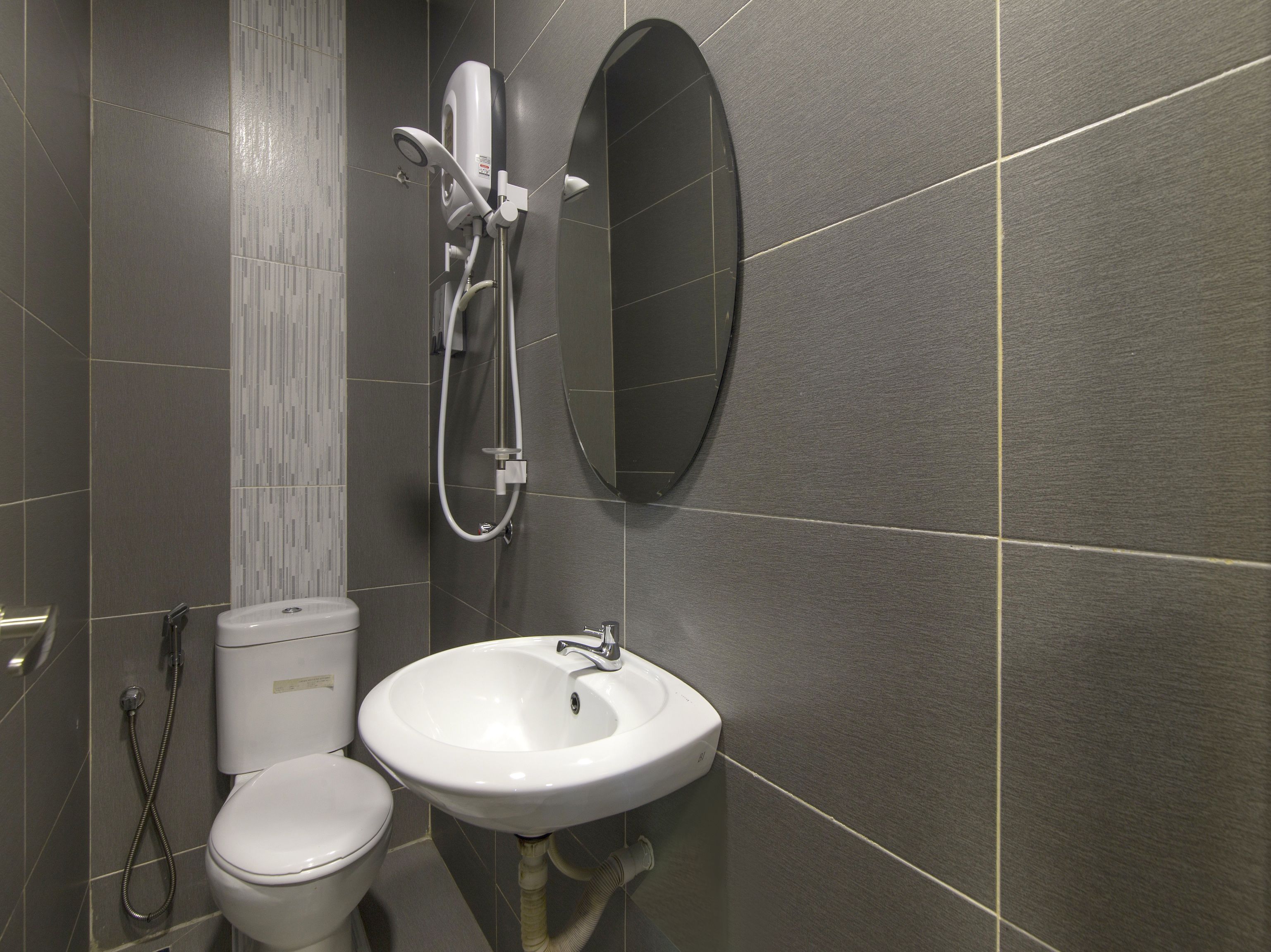 deluxe double room, 1 queen bed | bathroom | shower, free toiletries, bidet, towels