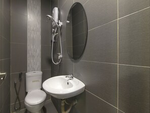 Chambre Double Deluxe, 1 grand lit | Salle de bain | Douche, articles de toilette gratuits, bidet, serviettes fournies