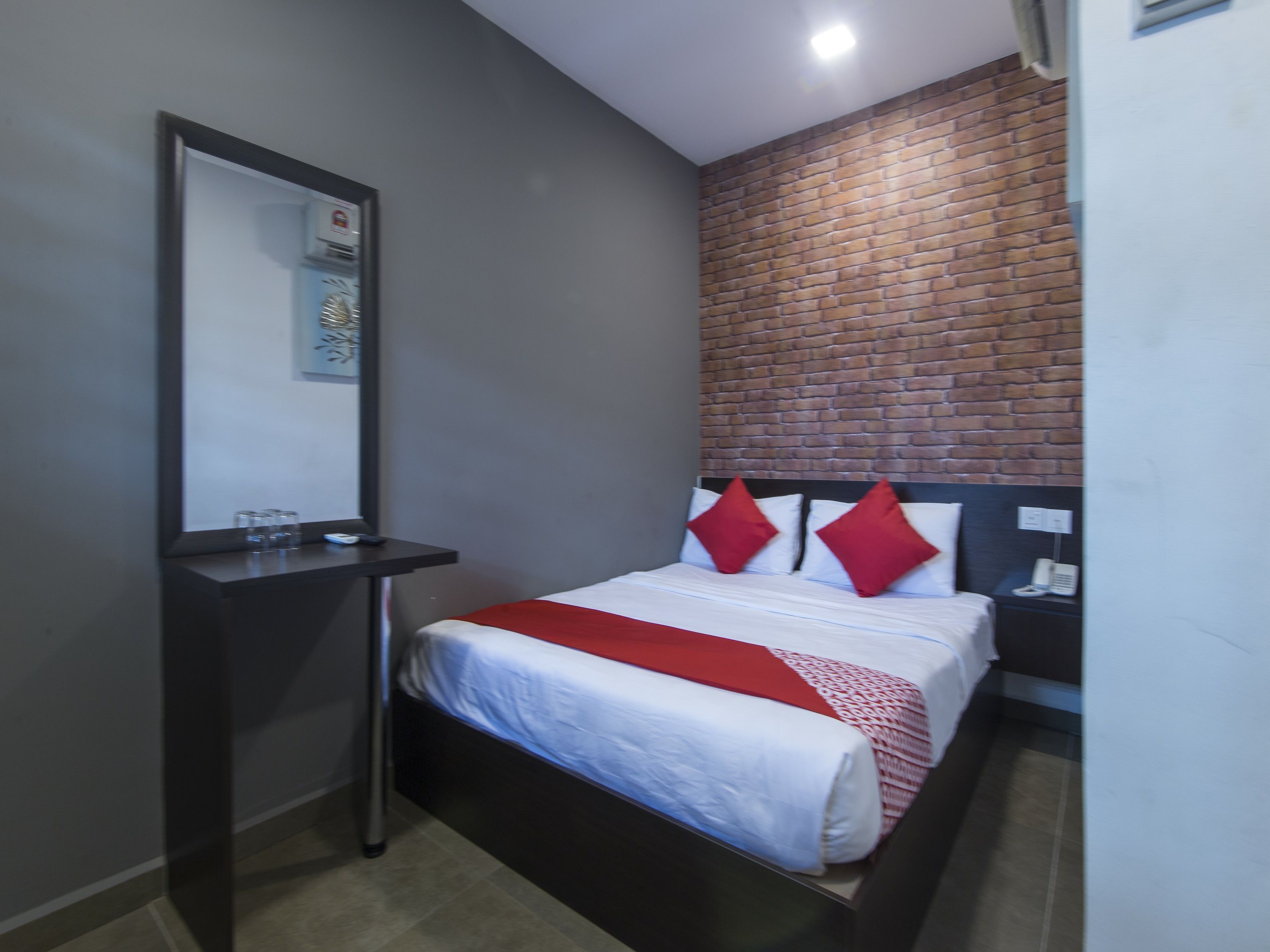 deluxe double room, 1 queen bed | free wifi, bed sheets