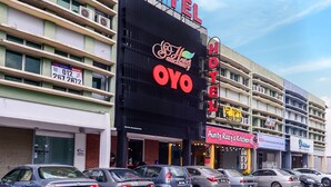 A hotel with a prominent sign reading "Hotel OYO" and "Aunty Roz's Kitchen" on the ground floor. - OYO 876 Hotel Sanctuary (Petaling Jaya)