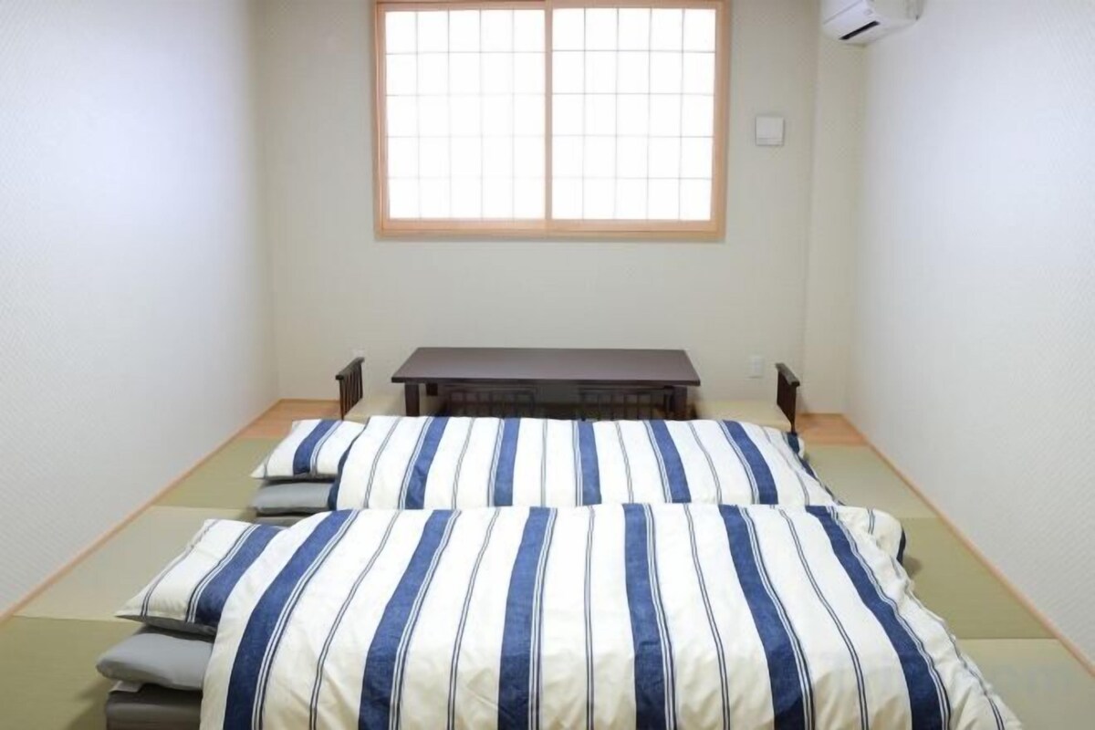 Soundproofing, free WiFi, bed sheets