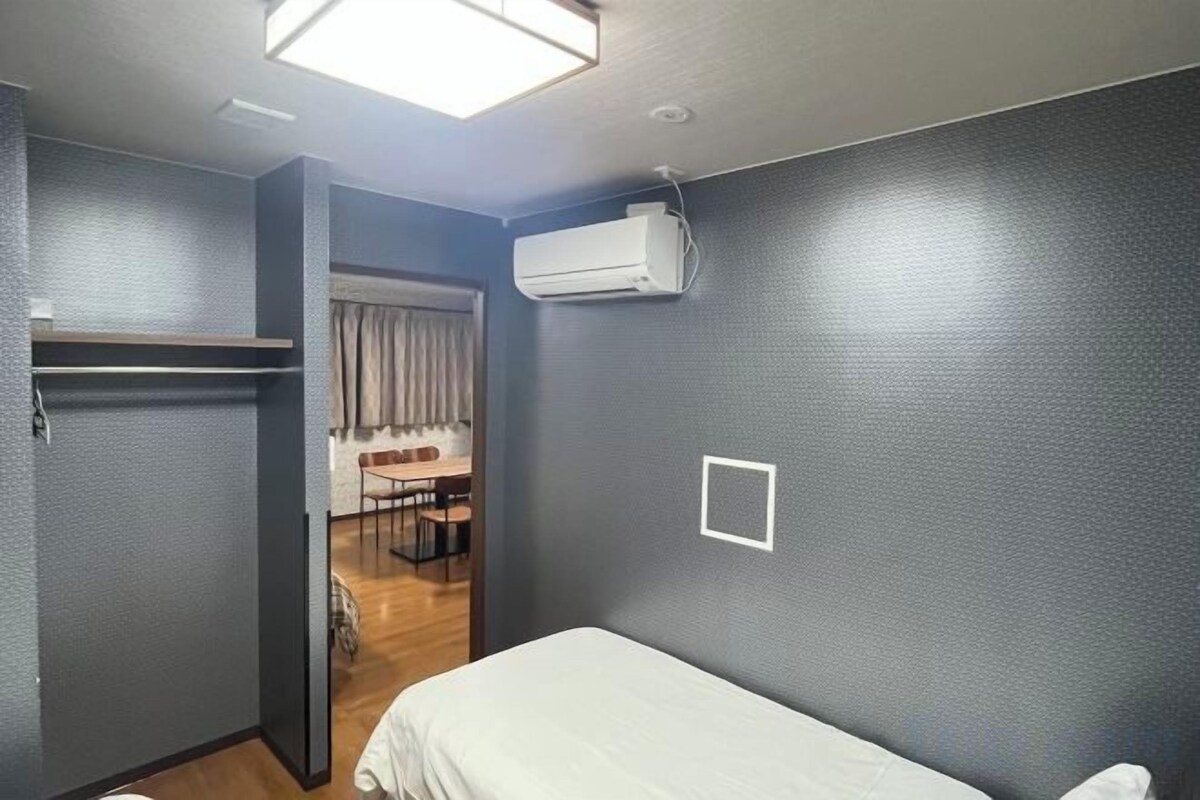 Soundproofing, free WiFi, bed sheets