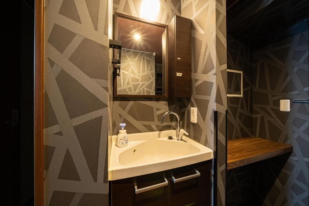 economy triple room | bathroom | shower, hydromassage showerhead, free toiletries, hair dryer